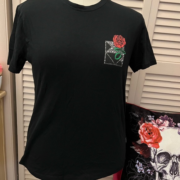 💀🌹NWOT SKULL ROSE TEE🌹💀 - Picture 4 of 6